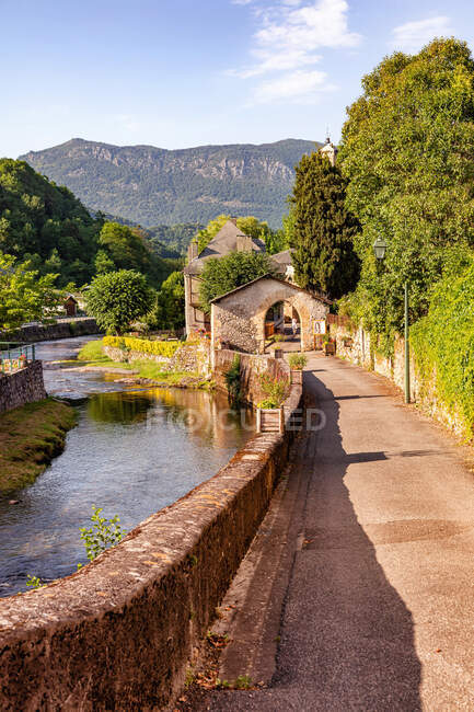 Audressein pueblo en el departamento de Ariege, en los Pirineos, región de Occitanie, Francia - foto de stock