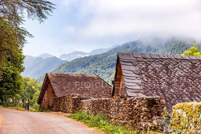 Casa de pedra na aldeia de Audressein, no departamento de Ariege, nas montanhas dos Pirenéus, região Occitanie, França — Fotografia de Stock
