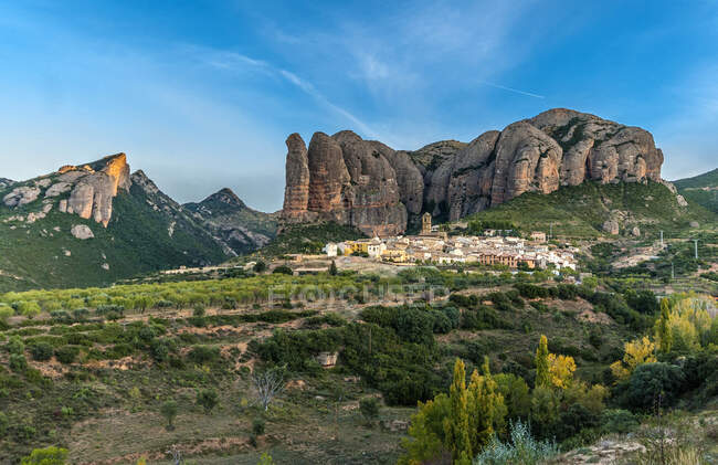 Spanien, Aragon, Dorf und Berg von Mallos d 'Aguero — Stockfoto