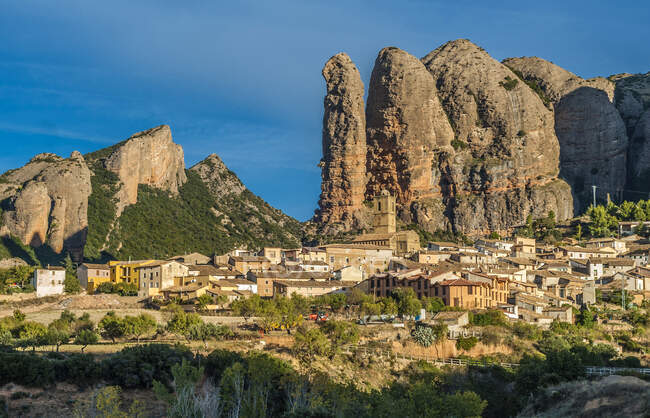 España, Aragón, pueblo y montaña de Mallos d 'Aguero - foto de stock