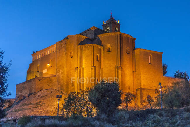 Spagna, Aragona, chiesa del Murillo de Gallego illuminata la sera — Foto stock