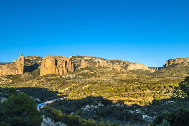 Espanha, Aragão, aldeia e montanha de Mallos de Riglos — Fotografia de Stock