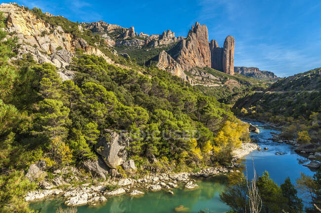 Испания, Арагон, Рио-Гальего и гора Мальос-де-Риглос — стоковое фото