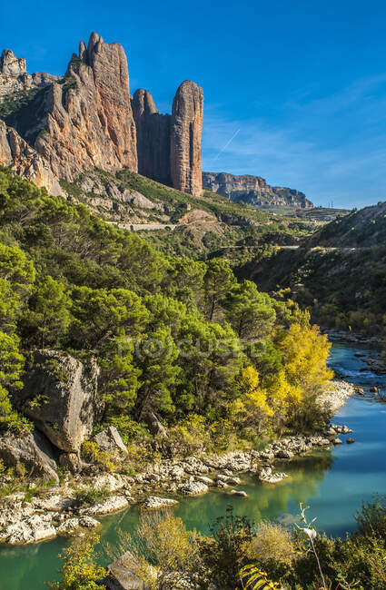 España, Aragón, Río Gallego y montaña de Mallos de Riglos - foto de stock