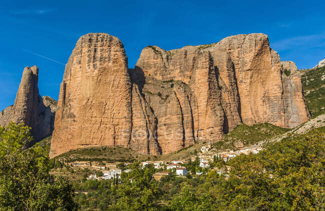 Espagne, Aragon, village et montagne de Mallos de Riglos — Photo de stock