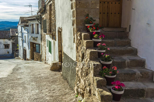 España, Aragón, calle en el pueblo de Riglos - foto de stock
