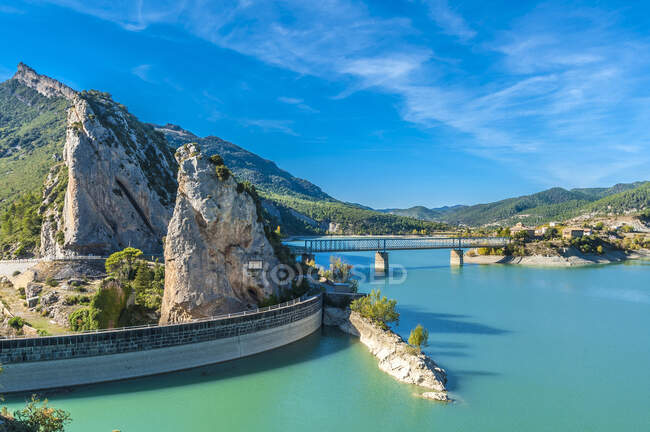 Espagne, Aragon, Pointe Casterella (1183m) et barrage d'irrigation de Pena sur le Rio Gallego — Photo de stock