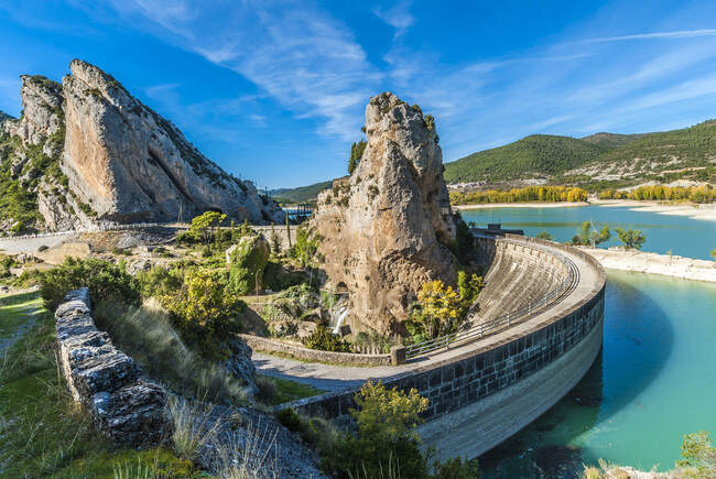 España, Aragón, Pointe Casterella (1183m) y el lago de la presa de riego de Pena en el Río Gallego - foto de stock