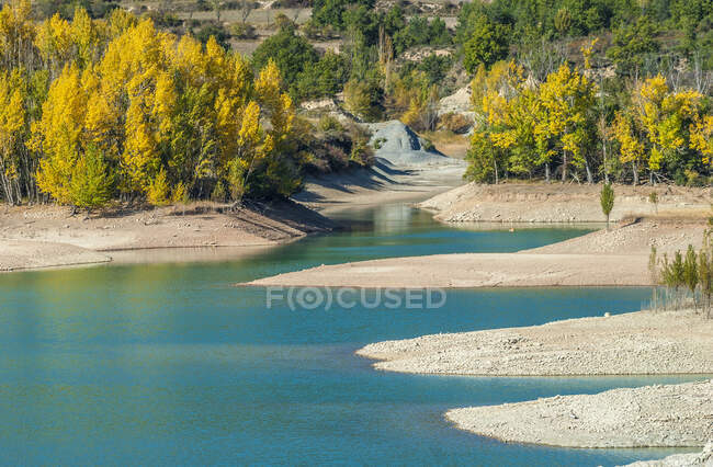 Espanha, Aragão, lago de Pena barragem de irrigação no Rio Gallego — Fotografia de Stock