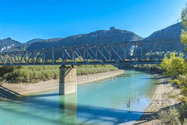 España, Aragón, puente ferroviario sobre el Río Gallego, cerca del lago de la presa de riego de Pena - foto de stock