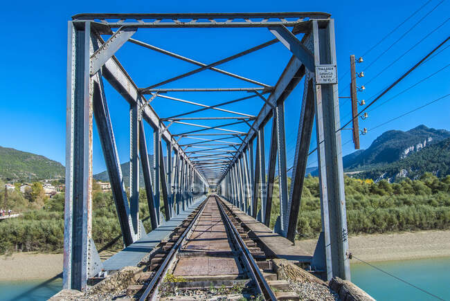 Spagna, Aragona, ponte ferroviario sul Rio Gallego, vicino al lago della diga di Pena — Foto stock