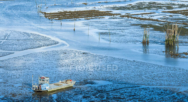 Франция, залив Аркашон, Кап-Ферре, устричная деревня Пике во время отлива — стоковое фото