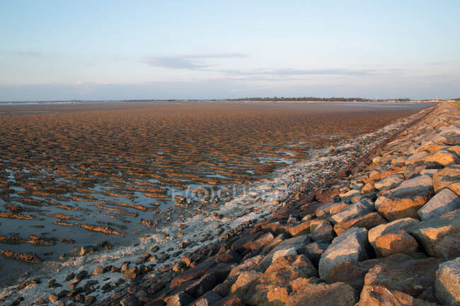 França, Baía de Bourgneuf na maré baixa, depósitos de lama trazidos por correntes marítimas. — Fotografia de Stock