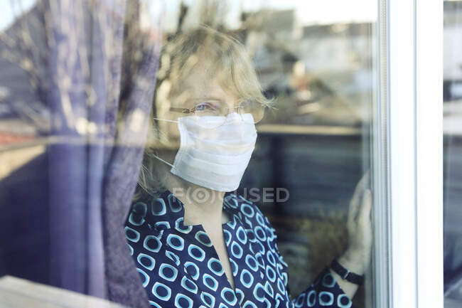 Mujer haciendo deberes durante el coronavirus, Covid 19 - foto de stock