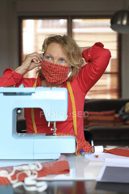 Виробниця жінка-робітник виготовляє захисні маски під час пандемії Коронавірусу, Ковід-19. — стокове фото