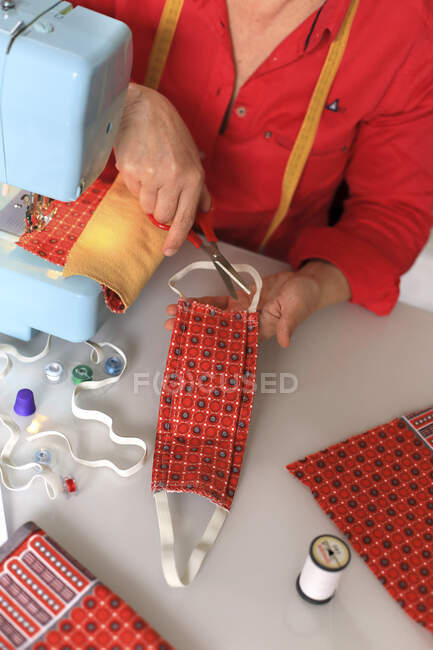 Производство защитных масок во время пандемии коронавируса, Ковид-19 — стоковое фото