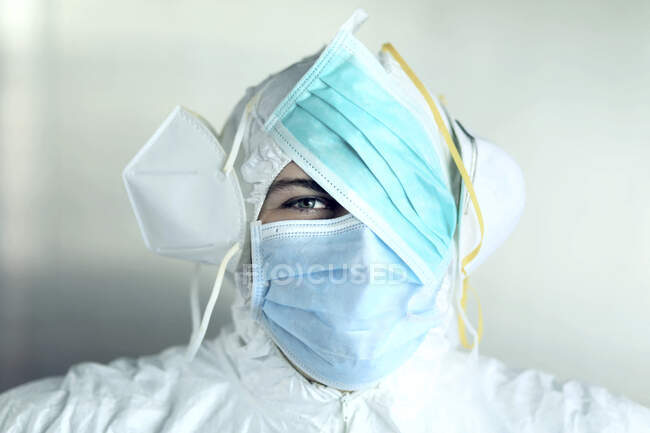 Protecção contra o coronavírus. Homem com diferentes tipos de máscaras. — Fotografia de Stock