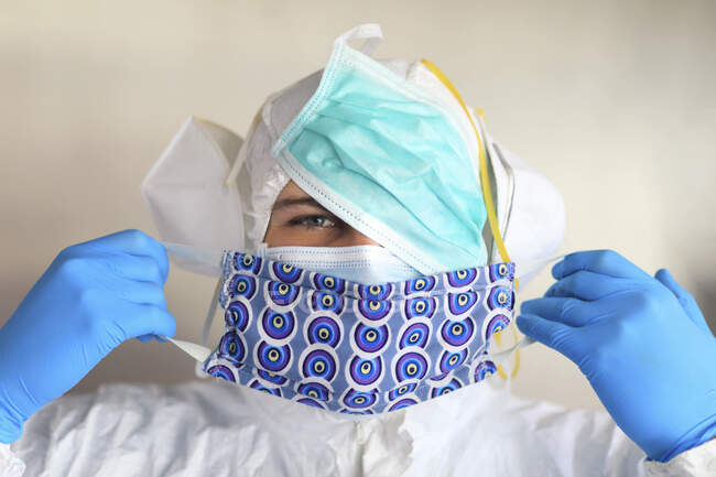 Защита от коронавируса. Маска из альтернативной ткани. Человек в разных масках. — стоковое фото