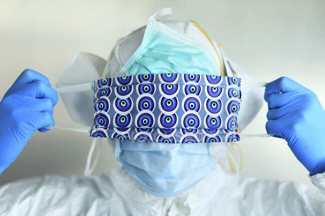 Protecção contra o coronavírus. Máscara de tecido alternativa. Homem com diferentes tipos de máscaras. — Fotografia de Stock