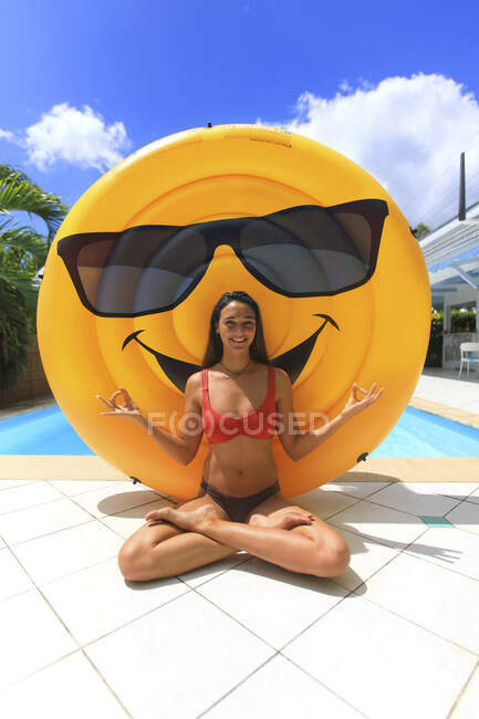 Jeune femme et bouée souriante à la piscine — Photo de stock