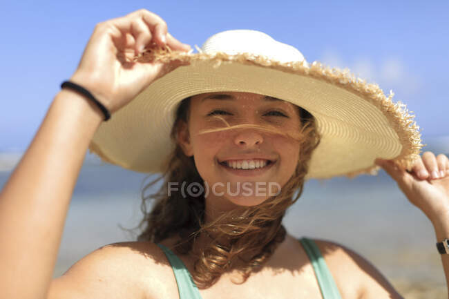 Jovem mulher junto ao mar — Fotografia de Stock