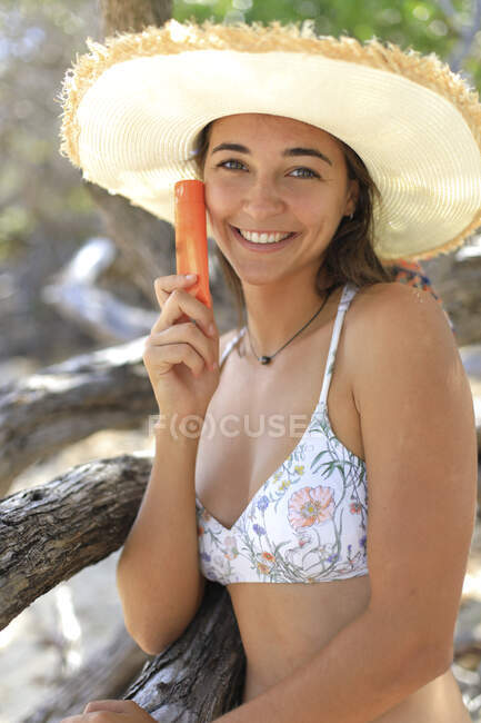 Jeune femme et crème solaire — Photo de stock
