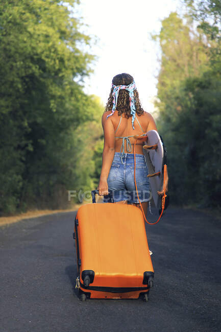 Chica con una maleta - foto de stock
