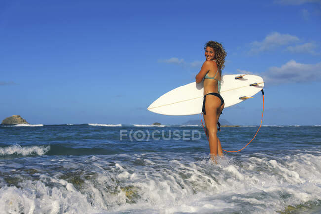 Schöne Surferin über blauem Himmel — Stockfoto
