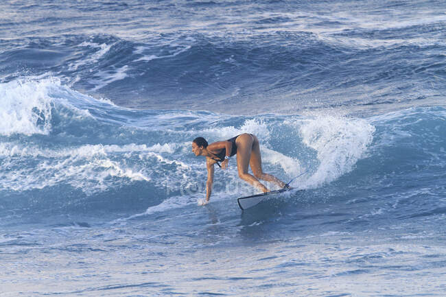 Bella surfista in oceano — Foto stock
