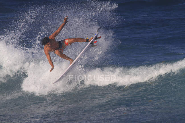 Surfista no mar — Fotografia de Stock