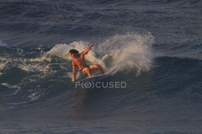 Surfista en el mar - foto de stock