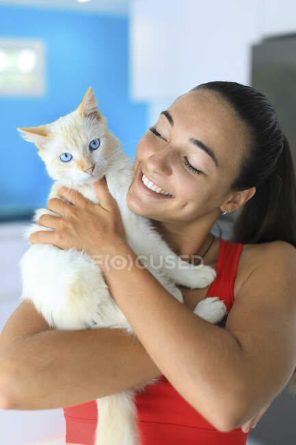 Youg donna e gatto — Foto stock
