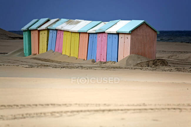 Francia, Pas-de-Calais, Costa de ópalo, Playa de Berck, cabañas de baño - foto de stock