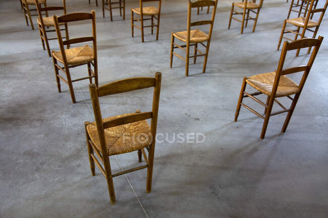 Франция, кресла, расположенные отдельно в церкви во время эпидемии коронавируса — стоковое фото