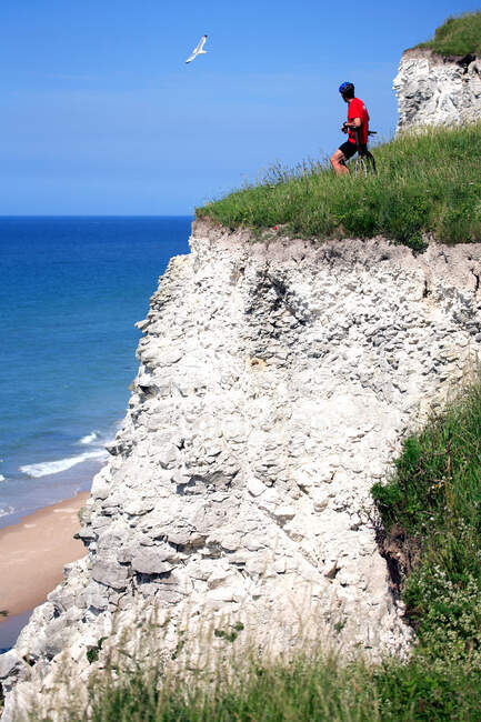 France, Pas-de-Calais, Opal Coast, cyclist on the verge of the cliffs of chalks of Cap Blanc-Nez — Stock Photo