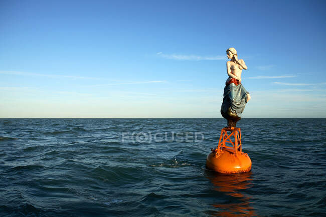 Francia, Norte, Costa de ópalo, boya en alta mar Dunkerque - foto de stock