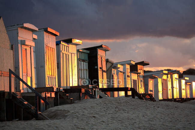 Francia, Pas-de-Calais, Costa de Ópalo, Sangatte, cabañas de playa Bleriot - foto de stock