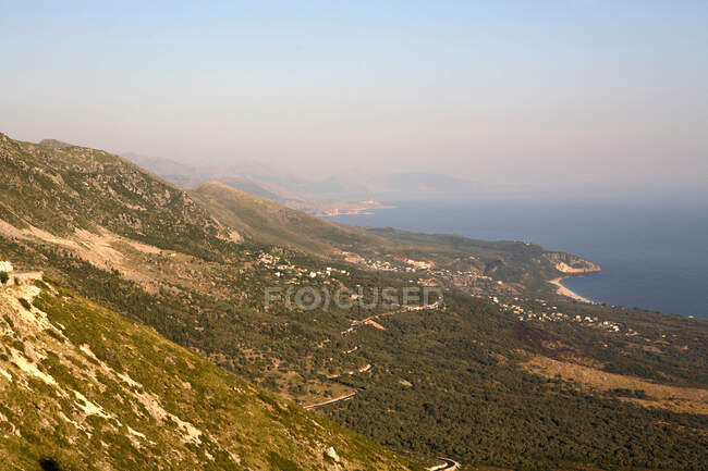 Albania, vistas a las montañas costeras - foto de stock