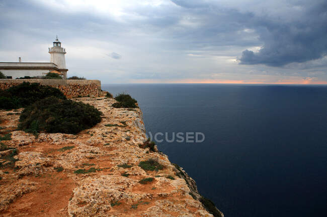 Испания, Балеарские острова, Майорка, Кап-Бланк, маяк. — стоковое фото