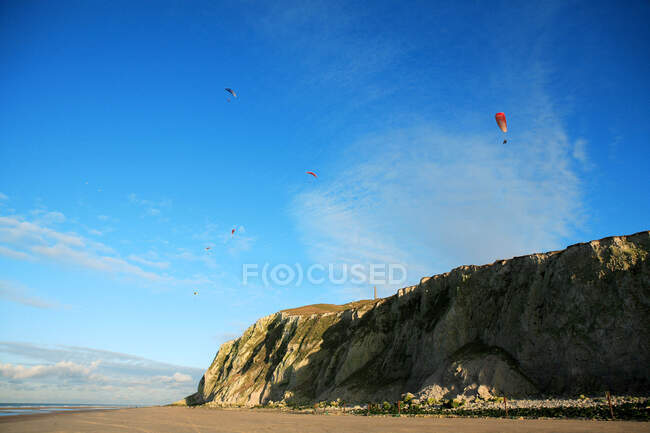 Франція, Pas-de-Calais, Cap Blanc Nez, paragliders. — стокове фото