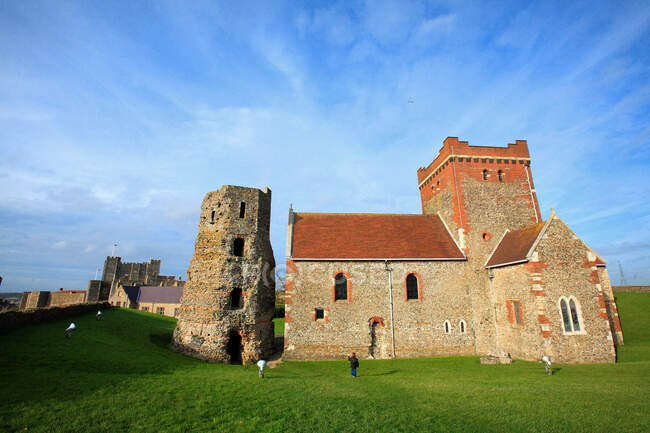 England, Saint Mary de Castro church and roman lighthouse of Dover castle. — Stock Photo