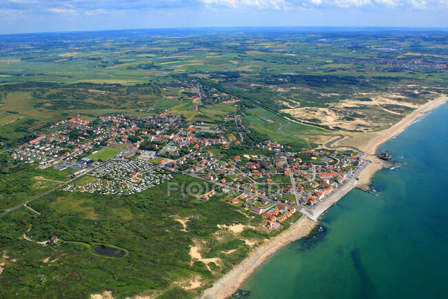 Francia, Pas-de-Calais, vista aérea de Ambleteuse - foto de stock