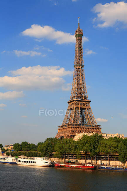 Франція, Париж, Ейфелева вежа. — стокове фото