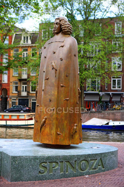 Holanda, Holanda do Norte, Amsterdã, estátua de Spinoza — Fotografia de Stock