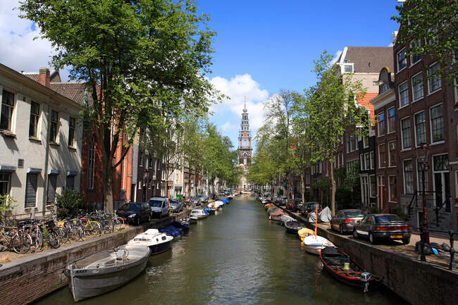 Pays-Bas, Hollande-Septentrionale, Amsterdam, canal et église Zuidekerk en arrière-plan — Photo de stock