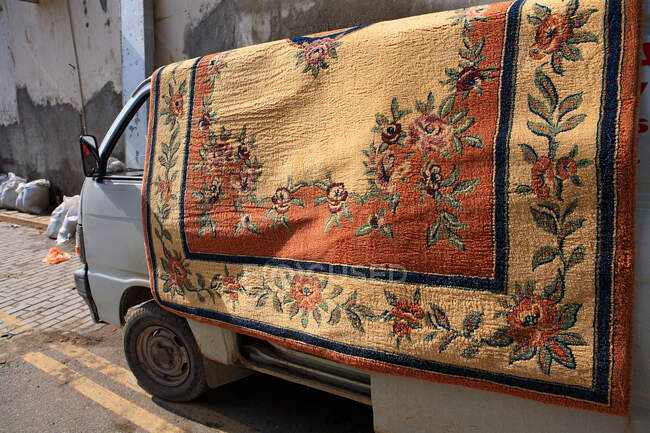 Zypern, Nikosia, Teppich auf einem Lieferwagen — Stockfoto