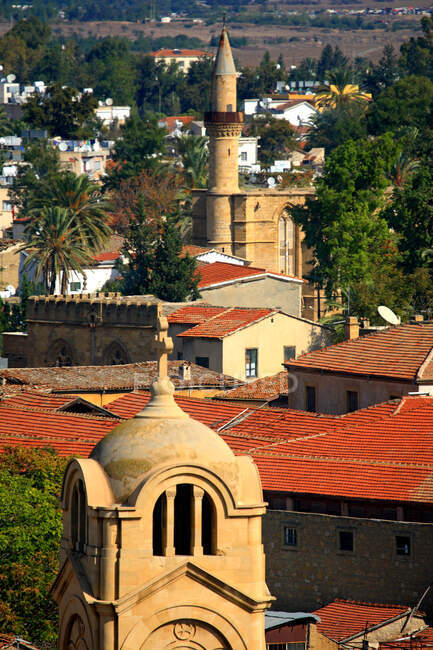 Chipre, Nicosia, Panayia Iglesia de Faneromeni y la mezquita de Selim en la parte posterior - foto de stock