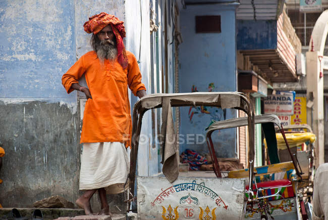 Varanasi, Sadhu solitario per strada — Foto stock