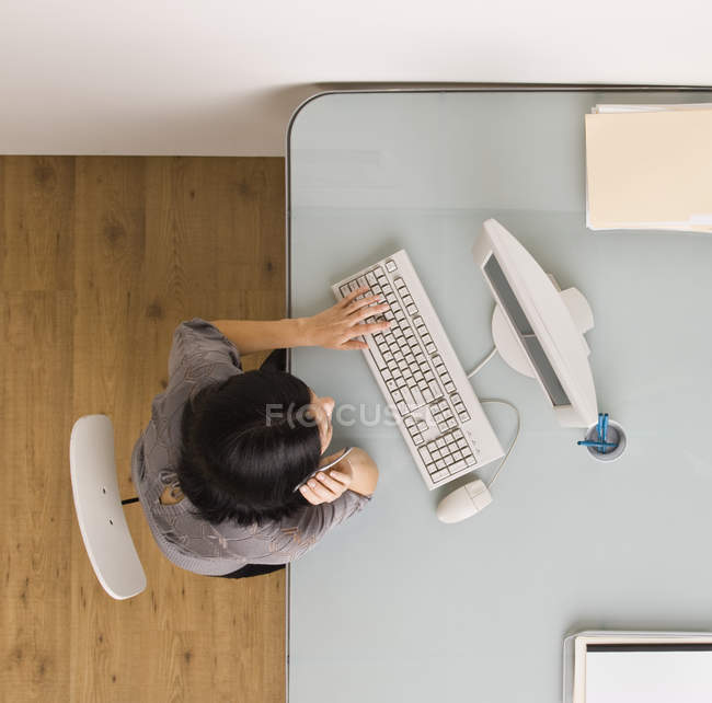 Mujer en Computadora. Vista superior - foto de stock