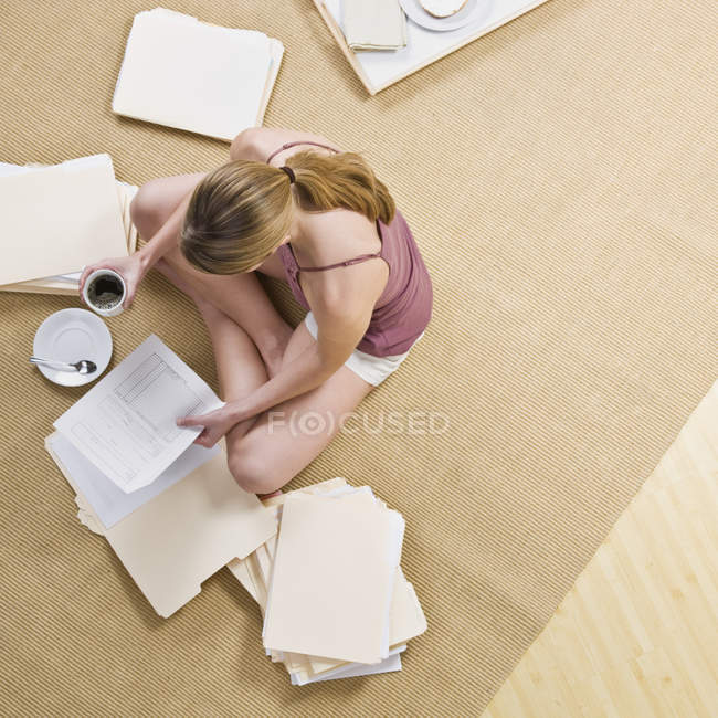 Frau blättert in Akten — Stockfoto